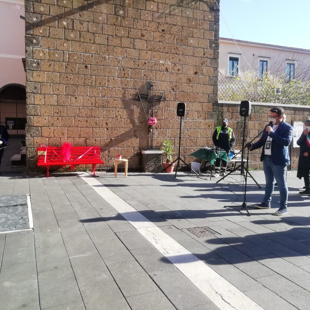 AVELLA. Inaugurata la panchina Rossa, simbolo  della violenza sulle donne