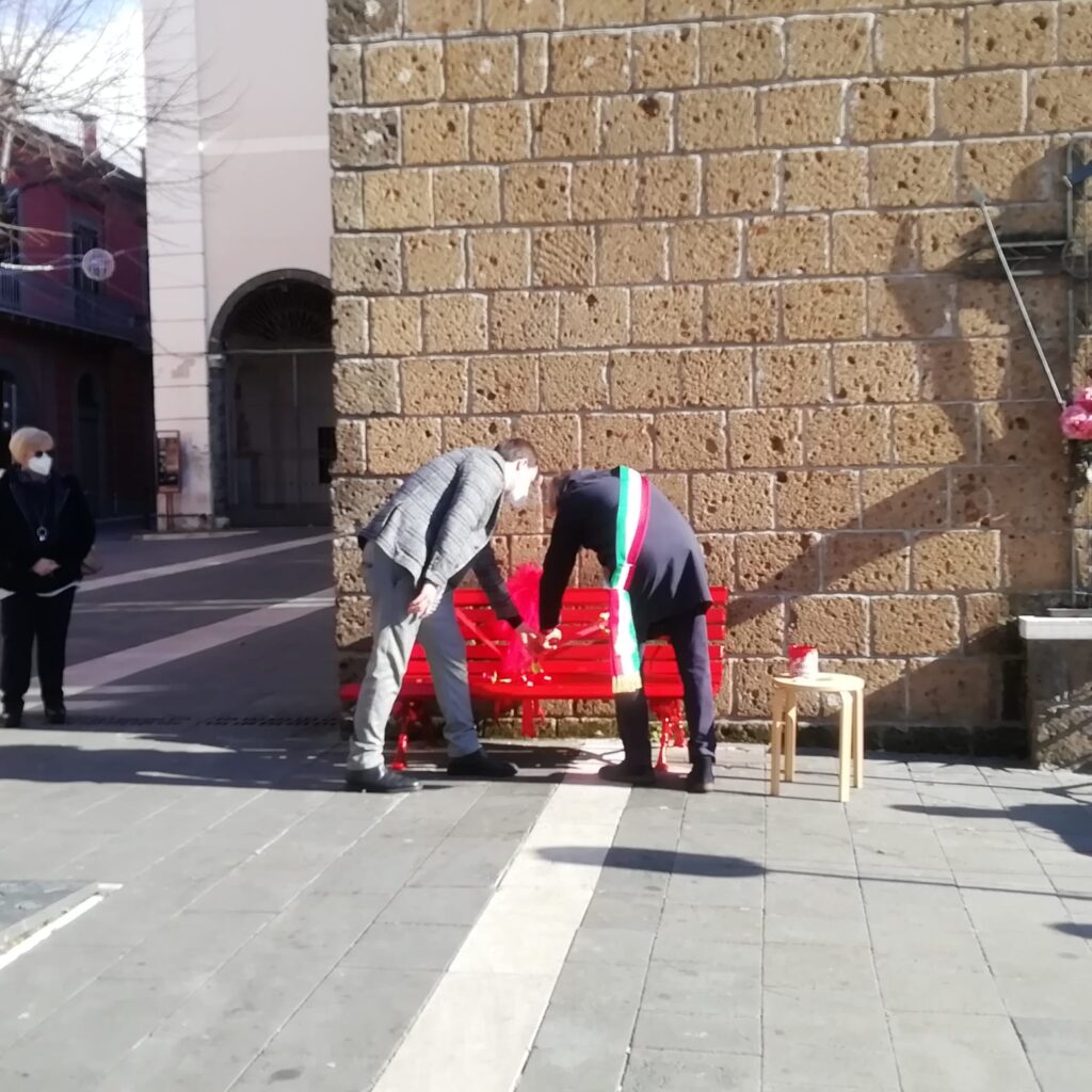 AVELLA. Inaugurata la panchina Rossa, simbolo  della violenza sulle donne