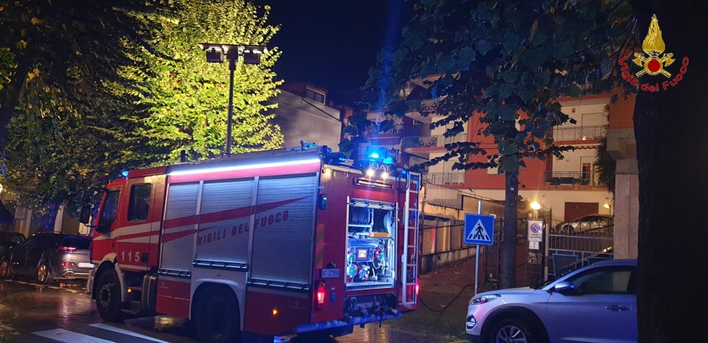 SOLOFRA. Paura nella notte per un incendio che ha interessato un’auto SOLOFRA. Paura nella notte per un incendio che ha interessato un’auto