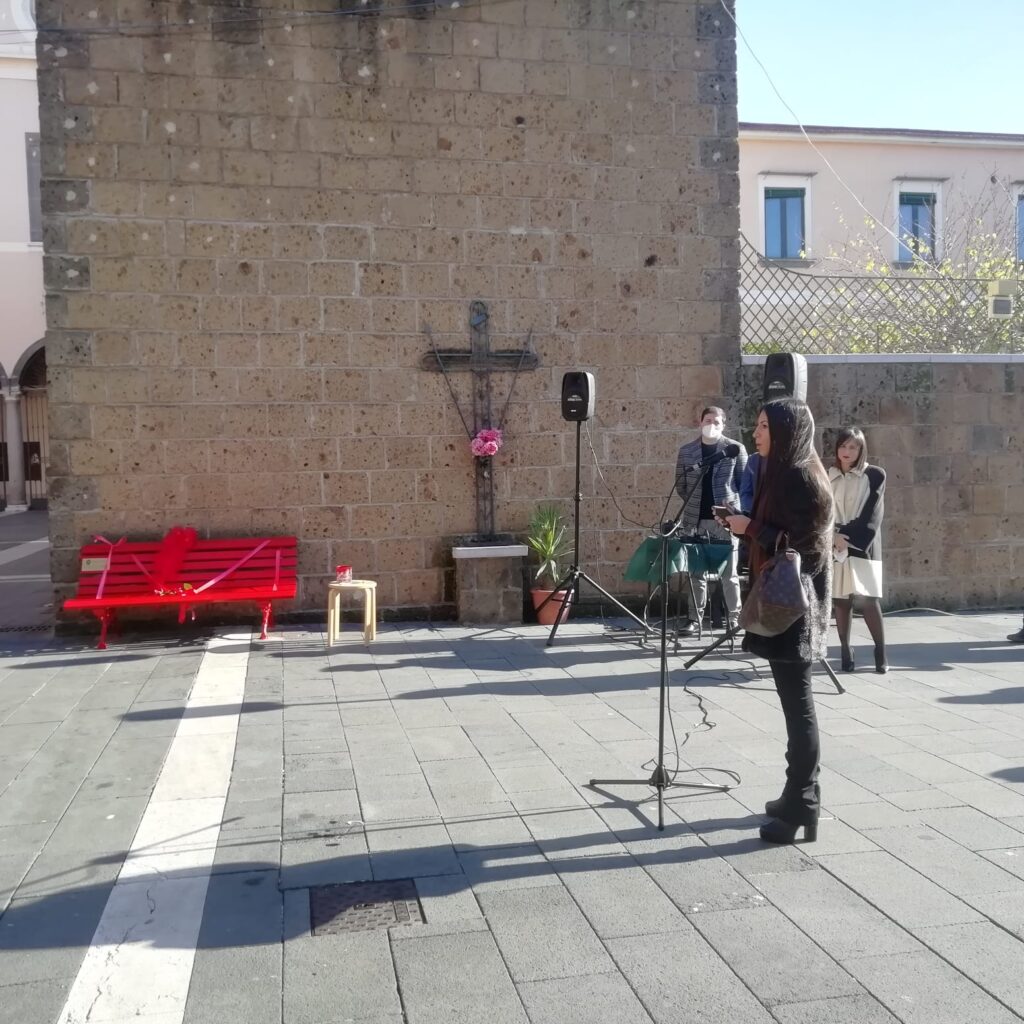 AVELLA. Inaugurata la panchina Rossa, simbolo  della violenza sulle donne