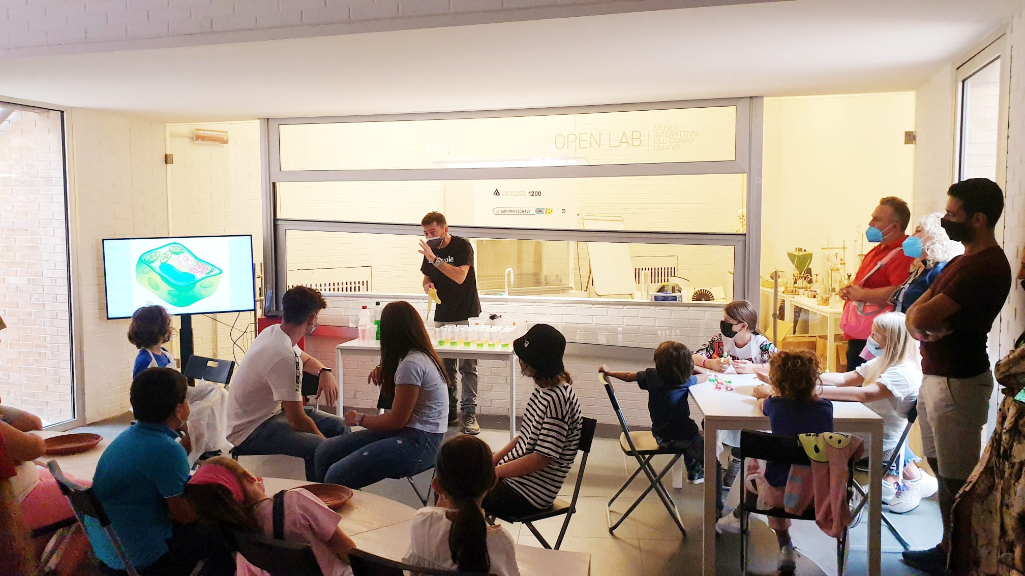 A Città della Scienza laboratori ludico didattici per bambini, realizzati in collaborazione con Caffè Borbone, per imparare a riciclare e riutilizzare materie prime.