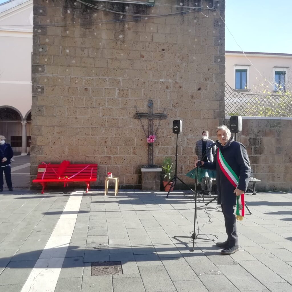AVELLA. Inaugurata la panchina Rossa, simbolo  della violenza sulle donne