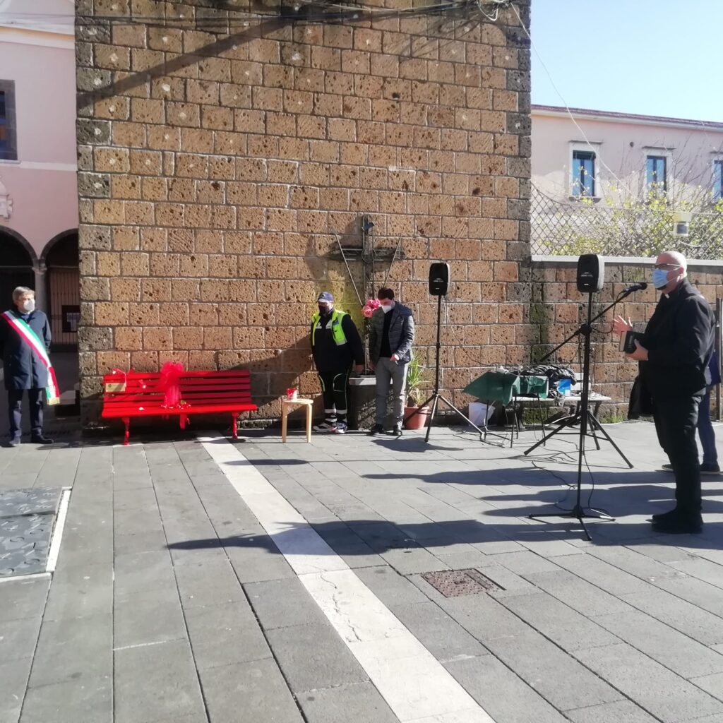 AVELLA. Inaugurata la panchina Rossa, simbolo  della violenza sulle donne