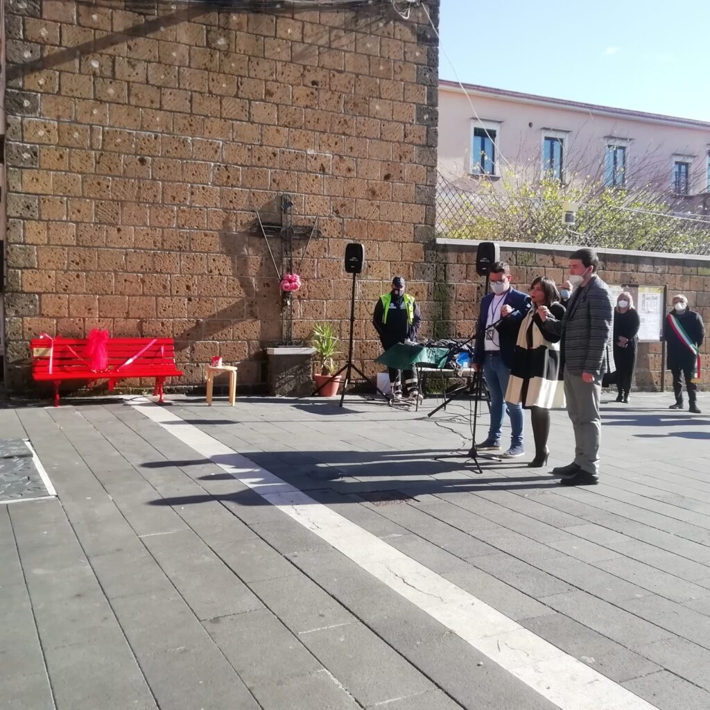 AVELLA. Inaugurata la panchina Rossa, simbolo  della violenza sulle donne