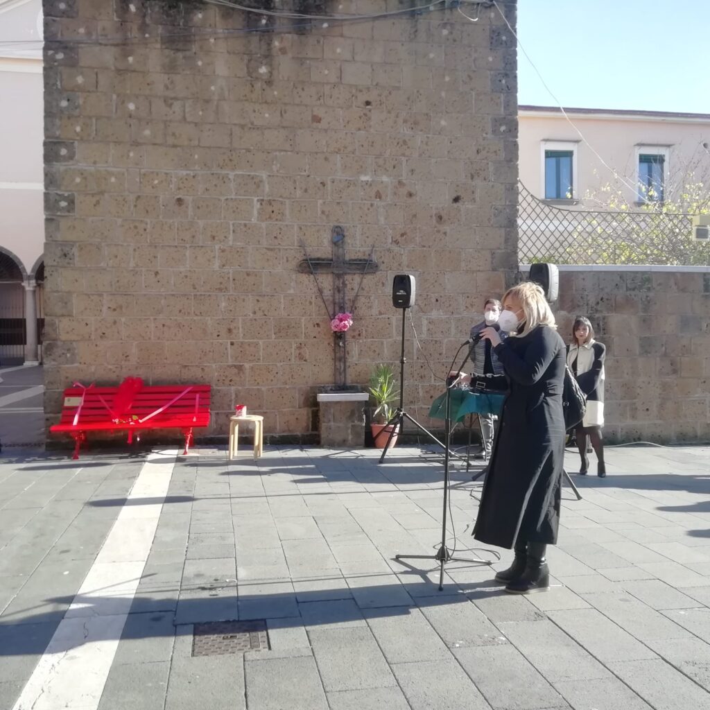 AVELLA. Inaugurata la panchina Rossa, simbolo  della violenza sulle donne