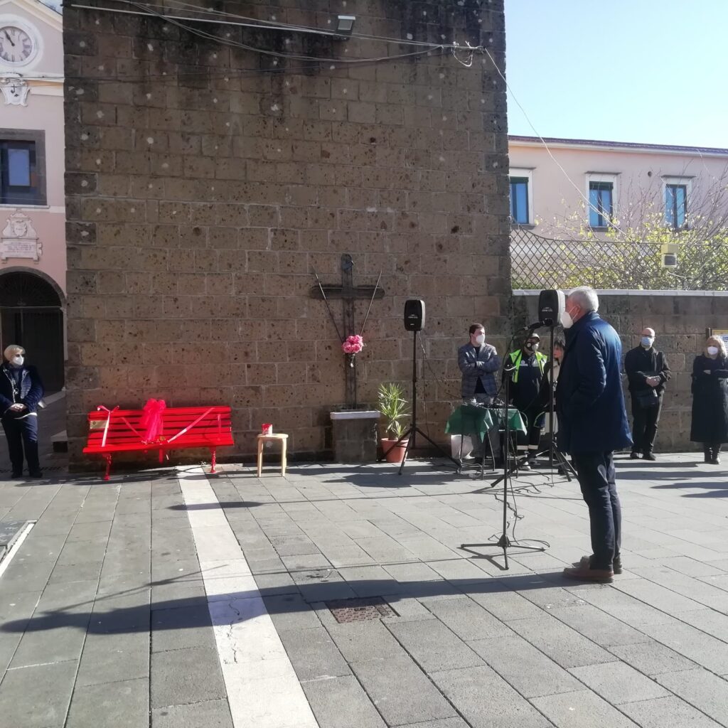AVELLA. Inaugurata la panchina Rossa, simbolo  della violenza sulle donne