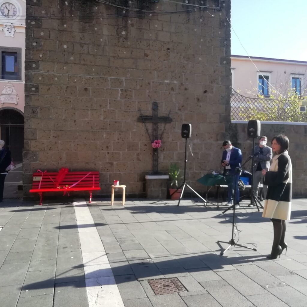 AVELLA. Inaugurata la panchina Rossa, simbolo  della violenza sulle donne