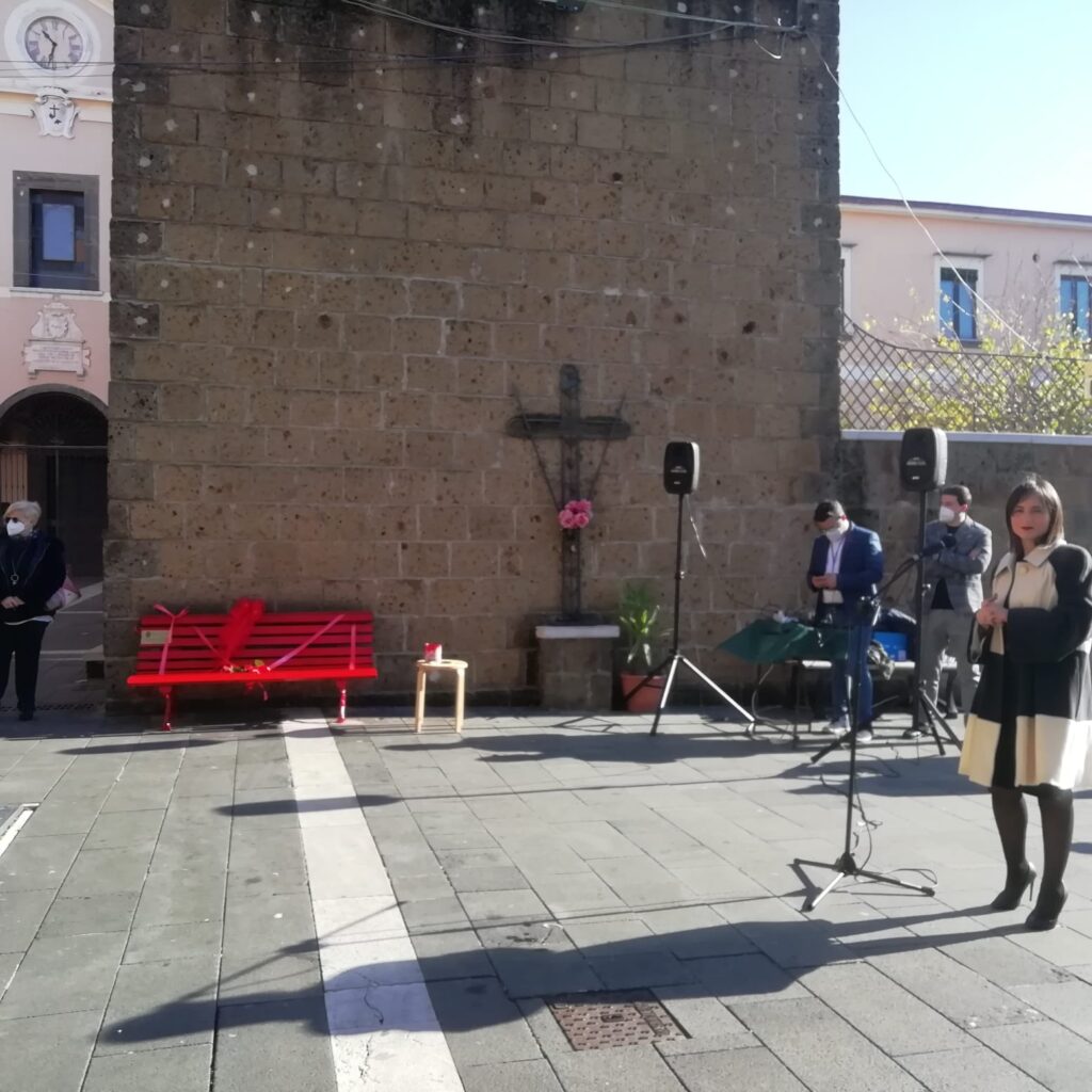 AVELLA. Inaugurata la panchina Rossa, simbolo  della violenza sulle donne