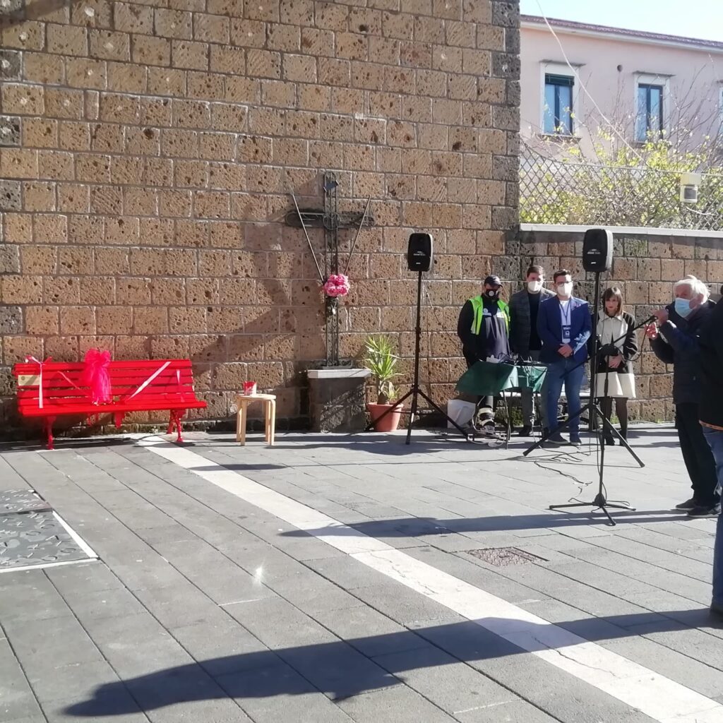 AVELLA. Inaugurata la panchina Rossa, simbolo  della violenza sulle donne