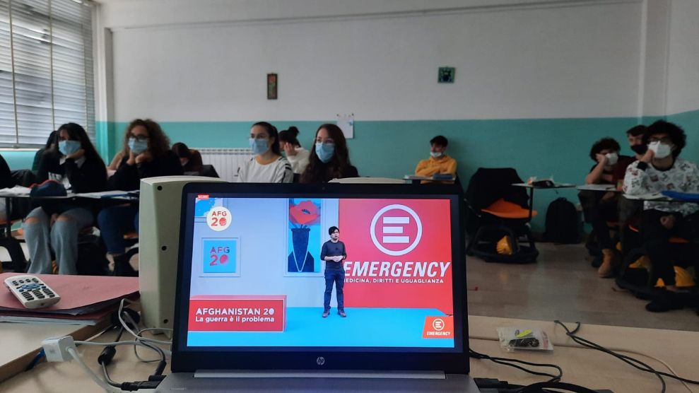 SANTANGELO DEI LOMBARDI (AV). Il De Sanctis partecipa all’evento annuale di Emergency: studenti a confronto su “Afghanistan20  La guerra è il problema”