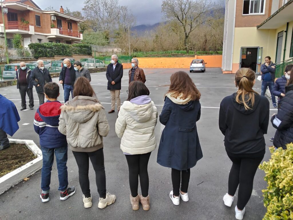 Avella Baiano Saviano Sperone. Progetto formativo d’Interscuola per la cultura della vita. Piazzale del “Giovanni XXIII”, ragazze e ragazzi piantano i bulbi del crocus. Avella Baiano Saviano Sperone. Progetto formativo d’Interscuola per la cultura della vita. Piazzale del “Giovanni XXIII”, ragazze e ragazzi piantano i bulbi del crocus.