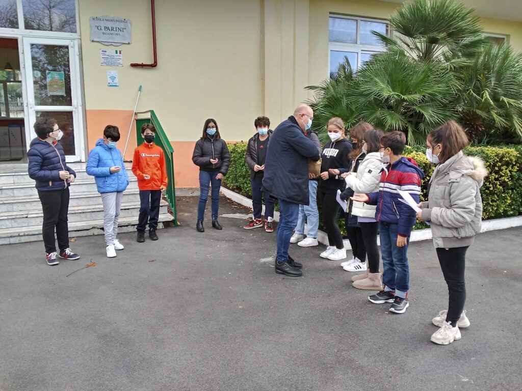 Avella Baiano Saviano Sperone. Progetto formativo d’Interscuola per la cultura della vita. Piazzale del “Giovanni XXIII”, ragazze e ragazzi piantano i bulbi del crocus. Avella Baiano Saviano Sperone. Progetto formativo d’Interscuola per la cultura della vita. Piazzale del “Giovanni XXIII”, ragazze e ragazzi piantano i bulbi del crocus.