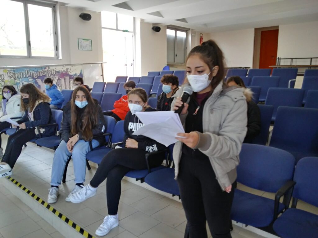 Avella Baiano Saviano Sperone. Progetto formativo d’Interscuola per la cultura della vita. Piazzale del “Giovanni XXIII”, ragazze e ragazzi piantano i bulbi del crocus. Avella Baiano Saviano Sperone. Progetto formativo d’Interscuola per la cultura della vita. Piazzale del “Giovanni XXIII”, ragazze e ragazzi piantano i bulbi del crocus.