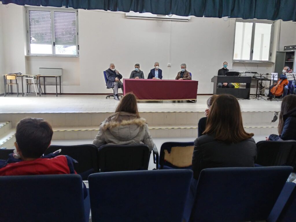 Avella Baiano Saviano Sperone. Progetto formativo d’Interscuola per la cultura della vita. Piazzale del “Giovanni XXIII”, ragazze e ragazzi piantano i bulbi del crocus. Avella Baiano Saviano Sperone. Progetto formativo d’Interscuola per la cultura della vita. Piazzale del “Giovanni XXIII”, ragazze e ragazzi piantano i bulbi del crocus.