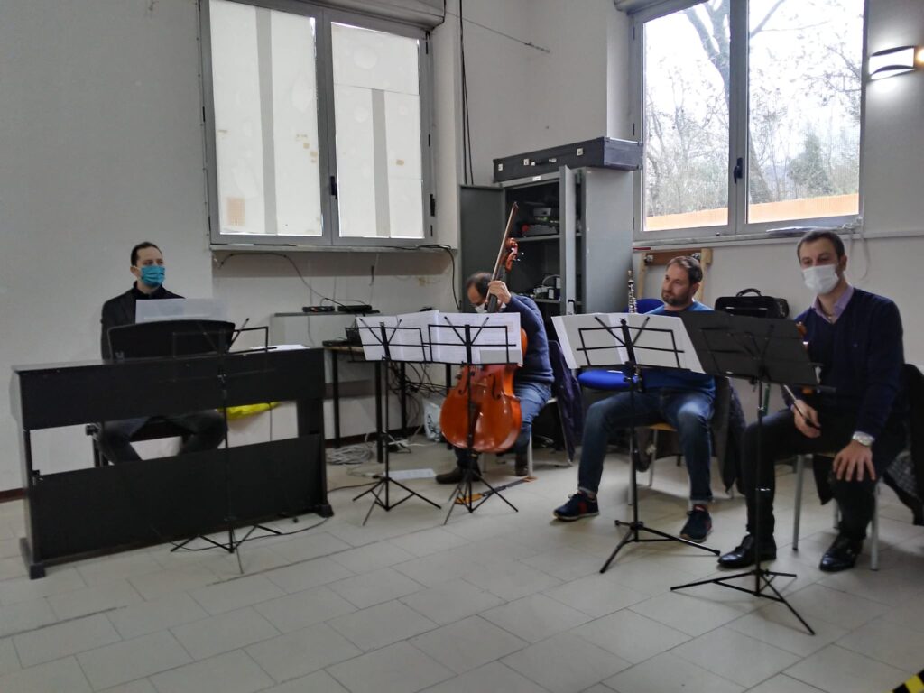 Avella Baiano Saviano Sperone. Progetto formativo d’Interscuola per la cultura della vita. Piazzale del “Giovanni XXIII”, ragazze e ragazzi piantano i bulbi del crocus. Avella Baiano Saviano Sperone. Progetto formativo d’Interscuola per la cultura della vita. Piazzale del “Giovanni XXIII”, ragazze e ragazzi piantano i bulbi del crocus.