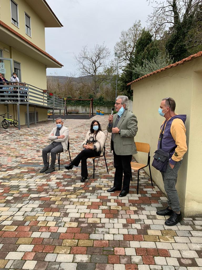 Avella Baiano Saviano Sperone. Progetto formativo d’Interscuola per la cultura della vita. Piazzale del “Giovanni XXIII”, ragazze e ragazzi piantano i bulbi del crocus. Avella Baiano Saviano Sperone. Progetto formativo d’Interscuola per la cultura della vita. Piazzale del “Giovanni XXIII”, ragazze e ragazzi piantano i bulbi del crocus.