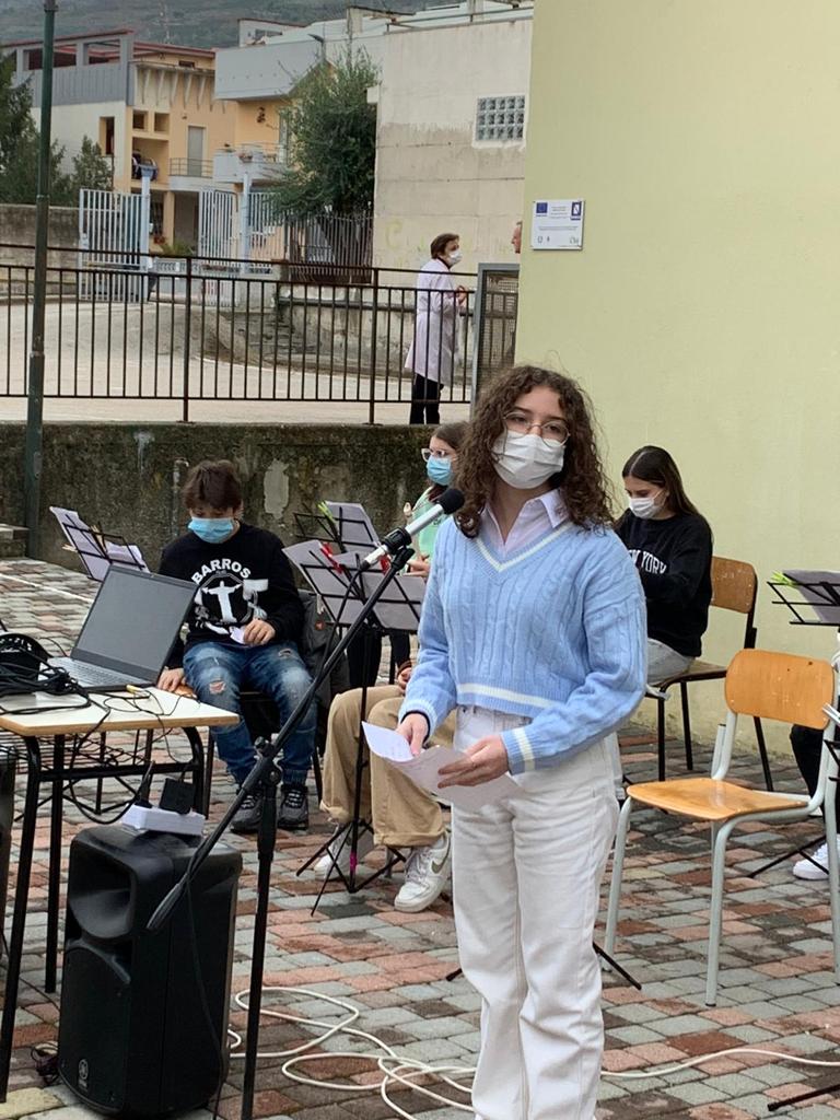 Avella Baiano Saviano Sperone. Progetto formativo d’Interscuola per la cultura della vita. Piazzale del “Giovanni XXIII”, ragazze e ragazzi piantano i bulbi del crocus. Avella Baiano Saviano Sperone. Progetto formativo d’Interscuola per la cultura della vita. Piazzale del “Giovanni XXIII”, ragazze e ragazzi piantano i bulbi del crocus.