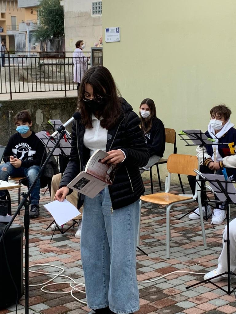 Avella Baiano Saviano Sperone. Progetto formativo d’Interscuola per la cultura della vita. Piazzale del “Giovanni XXIII”, ragazze e ragazzi piantano i bulbi del crocus. Avella Baiano Saviano Sperone. Progetto formativo d’Interscuola per la cultura della vita. Piazzale del “Giovanni XXIII”, ragazze e ragazzi piantano i bulbi del crocus.