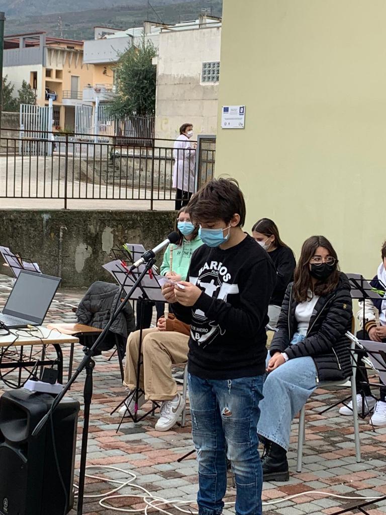 Avella Baiano Saviano Sperone. Progetto formativo d’Interscuola per la cultura della vita. Piazzale del “Giovanni XXIII”, ragazze e ragazzi piantano i bulbi del crocus. Avella Baiano Saviano Sperone. Progetto formativo d’Interscuola per la cultura della vita. Piazzale del “Giovanni XXIII”, ragazze e ragazzi piantano i bulbi del crocus.