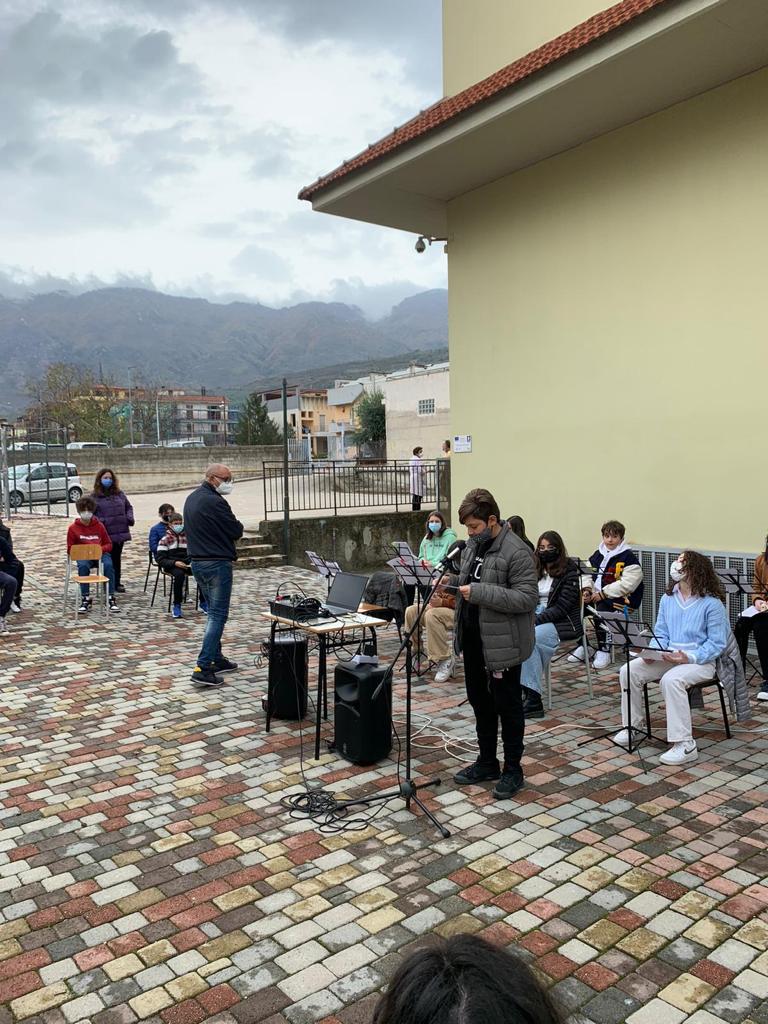 Avella Baiano Saviano Sperone. Progetto formativo d’Interscuola per la cultura della vita. Piazzale del “Giovanni XXIII”, ragazze e ragazzi piantano i bulbi del crocus. Avella Baiano Saviano Sperone. Progetto formativo d’Interscuola per la cultura della vita. Piazzale del “Giovanni XXIII”, ragazze e ragazzi piantano i bulbi del crocus.