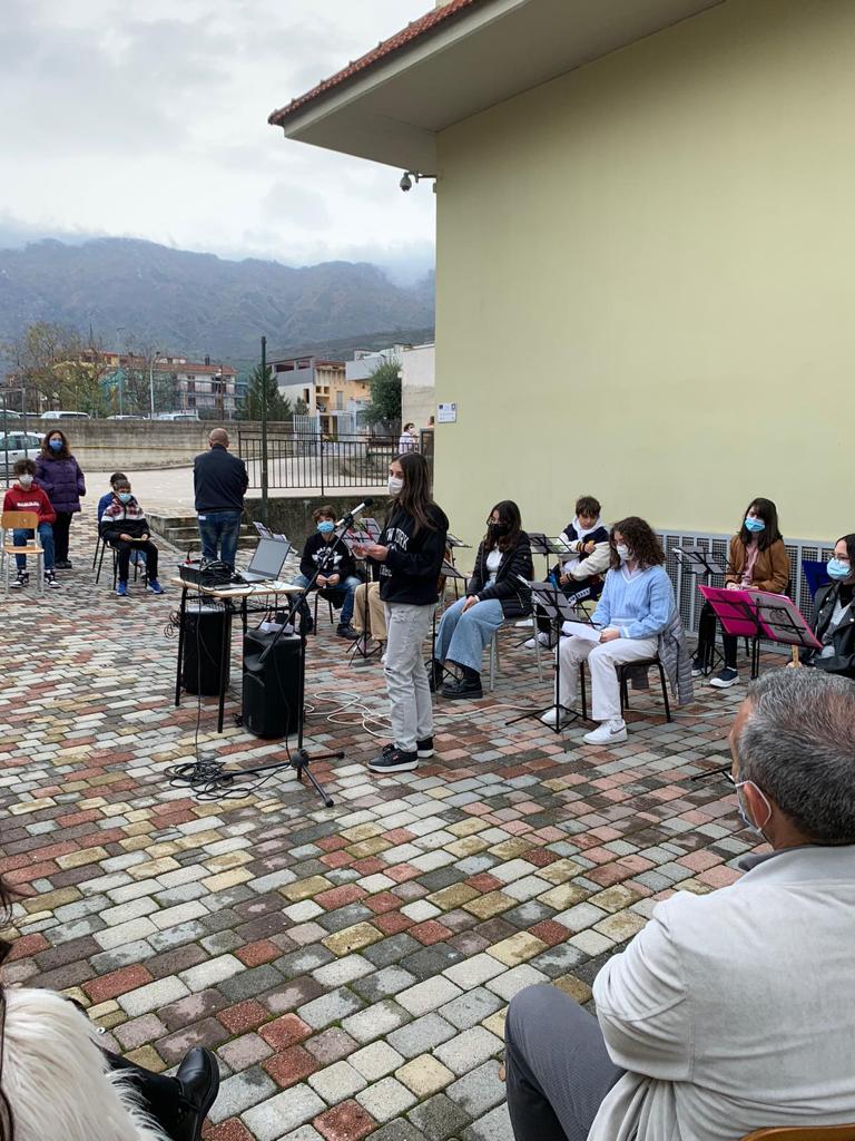 Avella Baiano Saviano Sperone. Progetto formativo d’Interscuola per la cultura della vita. Piazzale del “Giovanni XXIII”, ragazze e ragazzi piantano i bulbi del crocus. Avella Baiano Saviano Sperone. Progetto formativo d’Interscuola per la cultura della vita. Piazzale del “Giovanni XXIII”, ragazze e ragazzi piantano i bulbi del crocus.