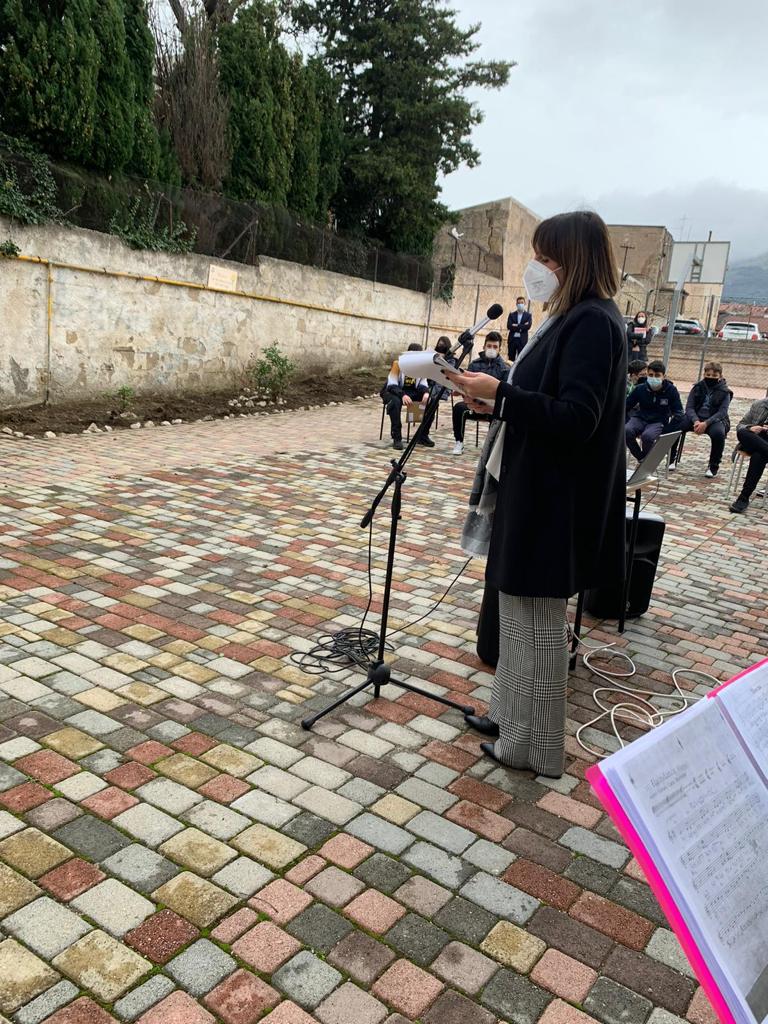 Avella Baiano Saviano Sperone. Progetto formativo d’Interscuola per la cultura della vita. Piazzale del “Giovanni XXIII”, ragazze e ragazzi piantano i bulbi del crocus. Avella Baiano Saviano Sperone. Progetto formativo d’Interscuola per la cultura della vita. Piazzale del “Giovanni XXIII”, ragazze e ragazzi piantano i bulbi del crocus.