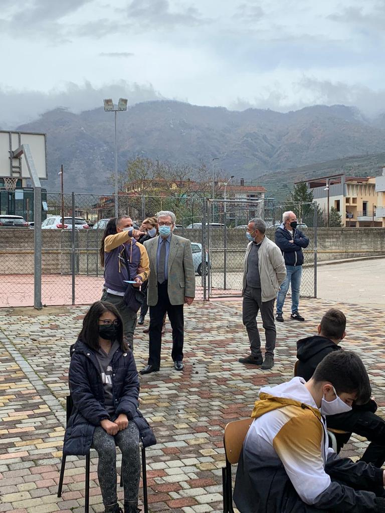 Avella Baiano Saviano Sperone. Progetto formativo d’Interscuola per la cultura della vita. Piazzale del “Giovanni XXIII”, ragazze e ragazzi piantano i bulbi del crocus. Avella Baiano Saviano Sperone. Progetto formativo d’Interscuola per la cultura della vita. Piazzale del “Giovanni XXIII”, ragazze e ragazzi piantano i bulbi del crocus.