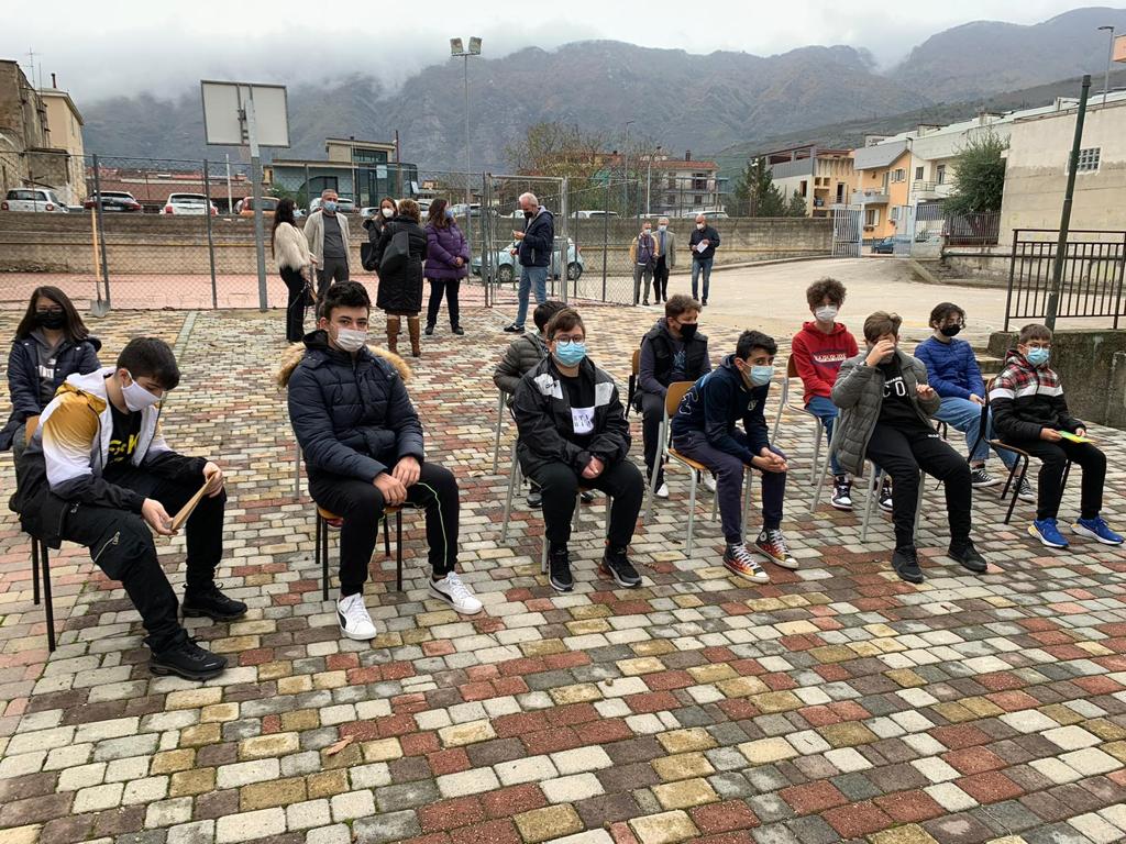 Avella Baiano Saviano Sperone. Progetto formativo d’Interscuola per la cultura della vita. Piazzale del “Giovanni XXIII”, ragazze e ragazzi piantano i bulbi del crocus. Avella Baiano Saviano Sperone. Progetto formativo d’Interscuola per la cultura della vita. Piazzale del “Giovanni XXIII”, ragazze e ragazzi piantano i bulbi del crocus.