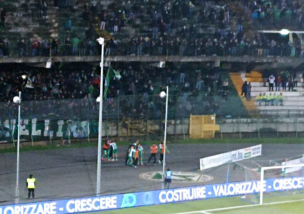 Calcio Serie C, 13a giornata. LAvellino batte il Taranto 2 1 con le reti di Sbraga e Maniero, miracolo di Forte allo scadere.