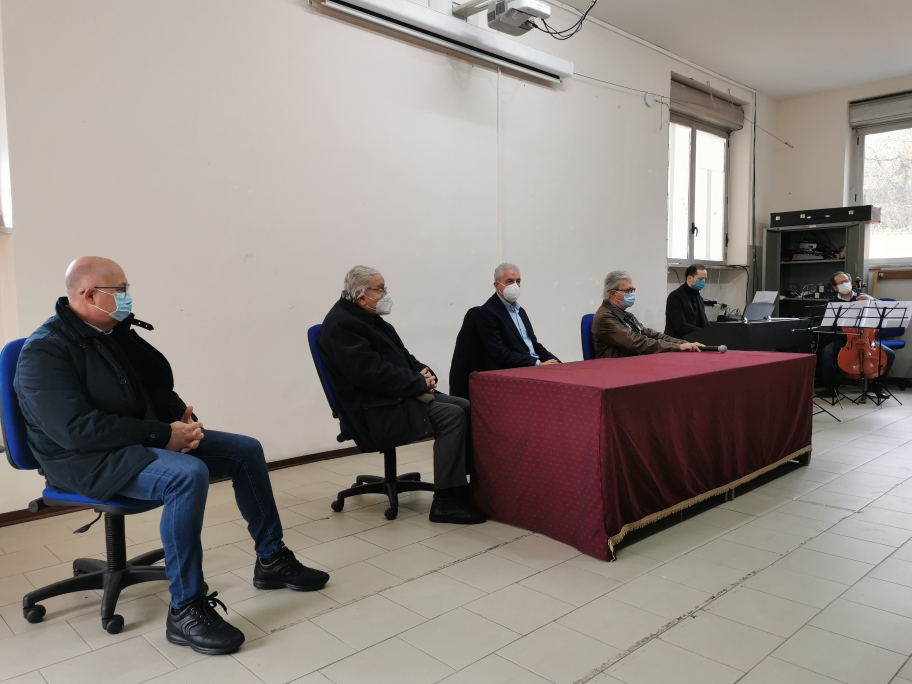 Avella Baiano Saviano Sperone. Progetto formativo d’Interscuola per la cultura della vita. Piazzale del “Giovanni XXIII”, ragazze e ragazzi piantano i bulbi del crocus. Avella Baiano Saviano Sperone. Progetto formativo d’Interscuola per la cultura della vita. Piazzale del “Giovanni XXIII”, ragazze e ragazzi piantano i bulbi del crocus.