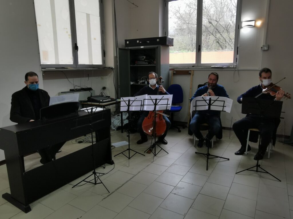 Avella Baiano Saviano Sperone. Progetto formativo d’Interscuola per la cultura della vita. Piazzale del “Giovanni XXIII”, ragazze e ragazzi piantano i bulbi del crocus. Avella Baiano Saviano Sperone. Progetto formativo d’Interscuola per la cultura della vita. Piazzale del “Giovanni XXIII”, ragazze e ragazzi piantano i bulbi del crocus.