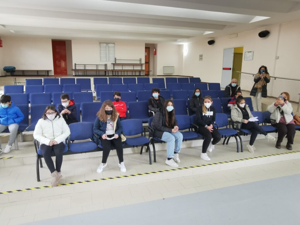 Avella Baiano Saviano Sperone. Progetto formativo d’Interscuola per la cultura della vita. Piazzale del “Giovanni XXIII”, ragazze e ragazzi piantano i bulbi del crocus. Avella Baiano Saviano Sperone. Progetto formativo d’Interscuola per la cultura della vita. Piazzale del “Giovanni XXIII”, ragazze e ragazzi piantano i bulbi del crocus.