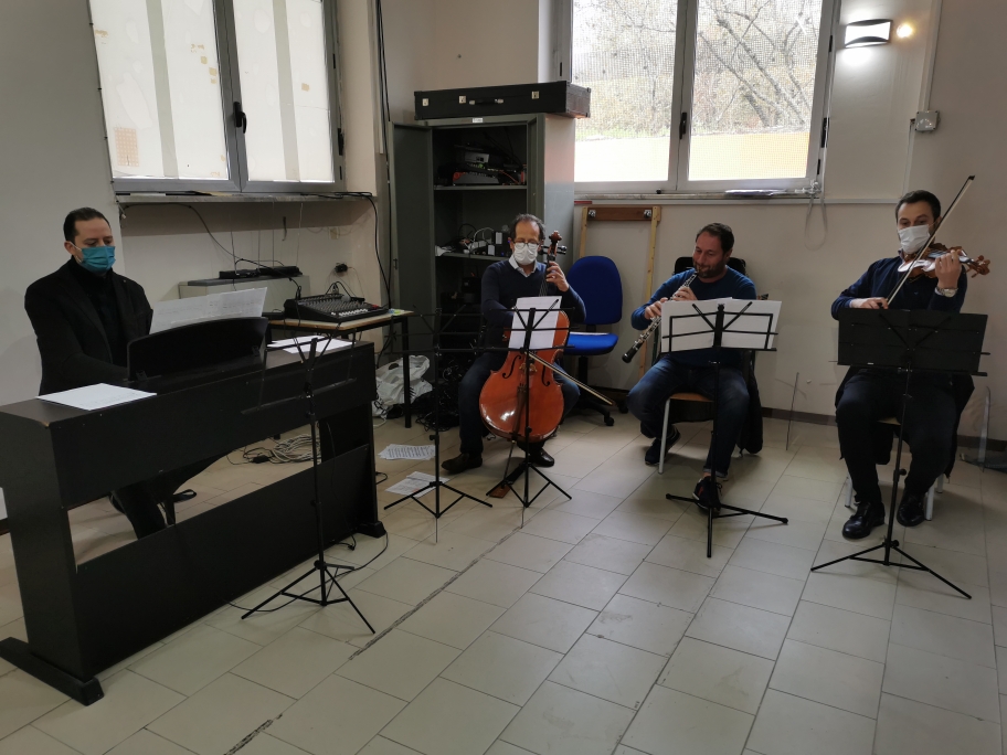 Avella Baiano Saviano Sperone. Progetto formativo d’Interscuola per la cultura della vita. Piazzale del “Giovanni XXIII”, ragazze e ragazzi piantano i bulbi del crocus. Avella Baiano Saviano Sperone. Progetto formativo d’Interscuola per la cultura della vita. Piazzale del “Giovanni XXIII”, ragazze e ragazzi piantano i bulbi del crocus.