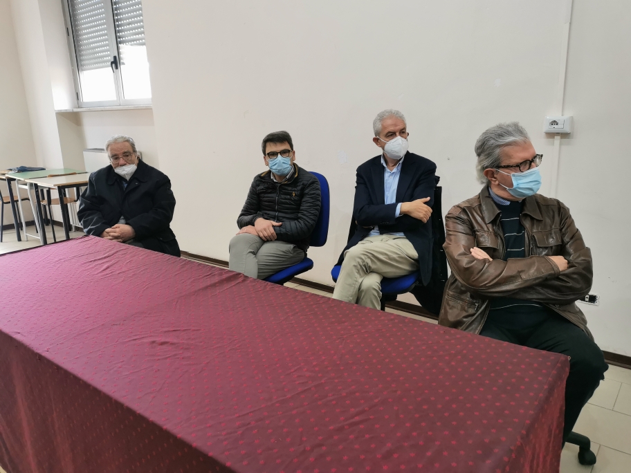 Avella Baiano Saviano Sperone. Progetto formativo d’Interscuola per la cultura della vita. Piazzale del “Giovanni XXIII”, ragazze e ragazzi piantano i bulbi del crocus. Avella Baiano Saviano Sperone. Progetto formativo d’Interscuola per la cultura della vita. Piazzale del “Giovanni XXIII”, ragazze e ragazzi piantano i bulbi del crocus.