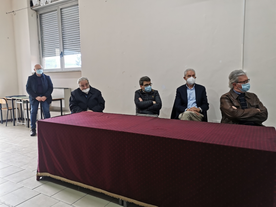 Avella Baiano Saviano Sperone. Progetto formativo d’Interscuola per la cultura della vita. Piazzale del “Giovanni XXIII”, ragazze e ragazzi piantano i bulbi del crocus. Avella Baiano Saviano Sperone. Progetto formativo d’Interscuola per la cultura della vita. Piazzale del “Giovanni XXIII”, ragazze e ragazzi piantano i bulbi del crocus.