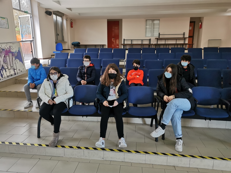 Avella Baiano Saviano Sperone. Progetto formativo d’Interscuola per la cultura della vita. Piazzale del “Giovanni XXIII”, ragazze e ragazzi piantano i bulbi del crocus. Avella Baiano Saviano Sperone. Progetto formativo d’Interscuola per la cultura della vita. Piazzale del “Giovanni XXIII”, ragazze e ragazzi piantano i bulbi del crocus.