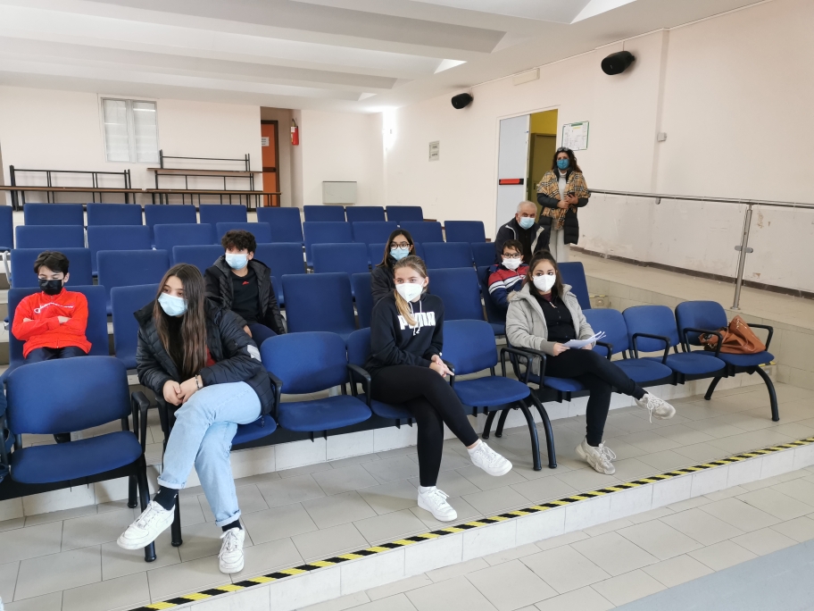 Avella Baiano Saviano Sperone. Progetto formativo d’Interscuola per la cultura della vita. Piazzale del “Giovanni XXIII”, ragazze e ragazzi piantano i bulbi del crocus. Avella Baiano Saviano Sperone. Progetto formativo d’Interscuola per la cultura della vita. Piazzale del “Giovanni XXIII”, ragazze e ragazzi piantano i bulbi del crocus.