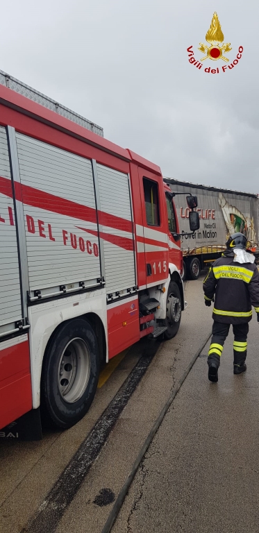A16, incidente a Monteforte Irpino, autoarticolato urta contro le barriere protettive