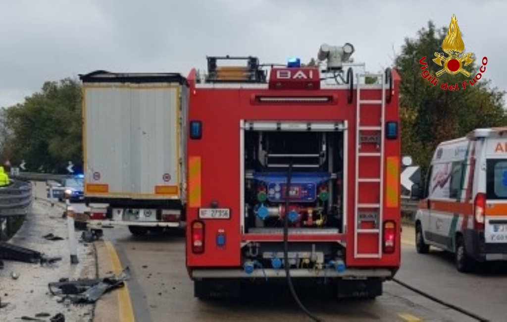 A16, incidente a Monteforte Irpino, autoarticolato urta contro le barriere protettive