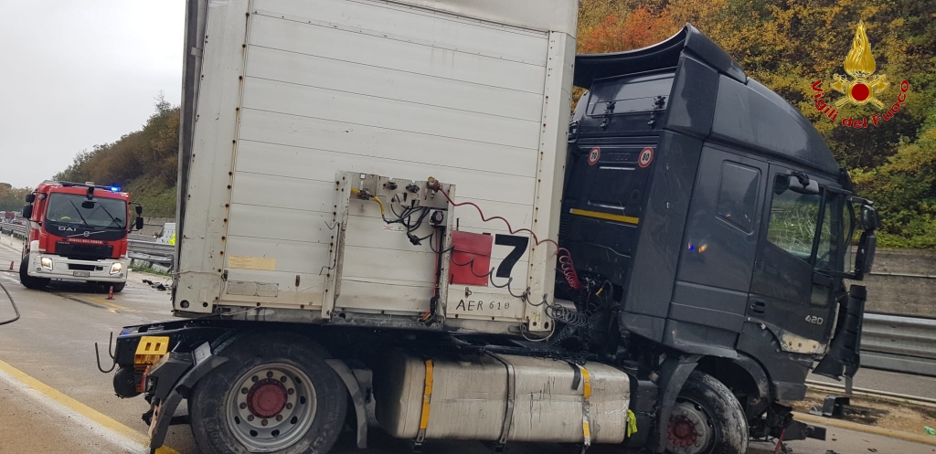A16, incidente a Monteforte Irpino, autoarticolato urta contro le barriere protettive