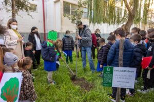 Un albero a simboleggiare la resilienza. Festa dell’Albero 2021 presso la Scuola Elementare Statale G. Modugno Moro di Barletta.