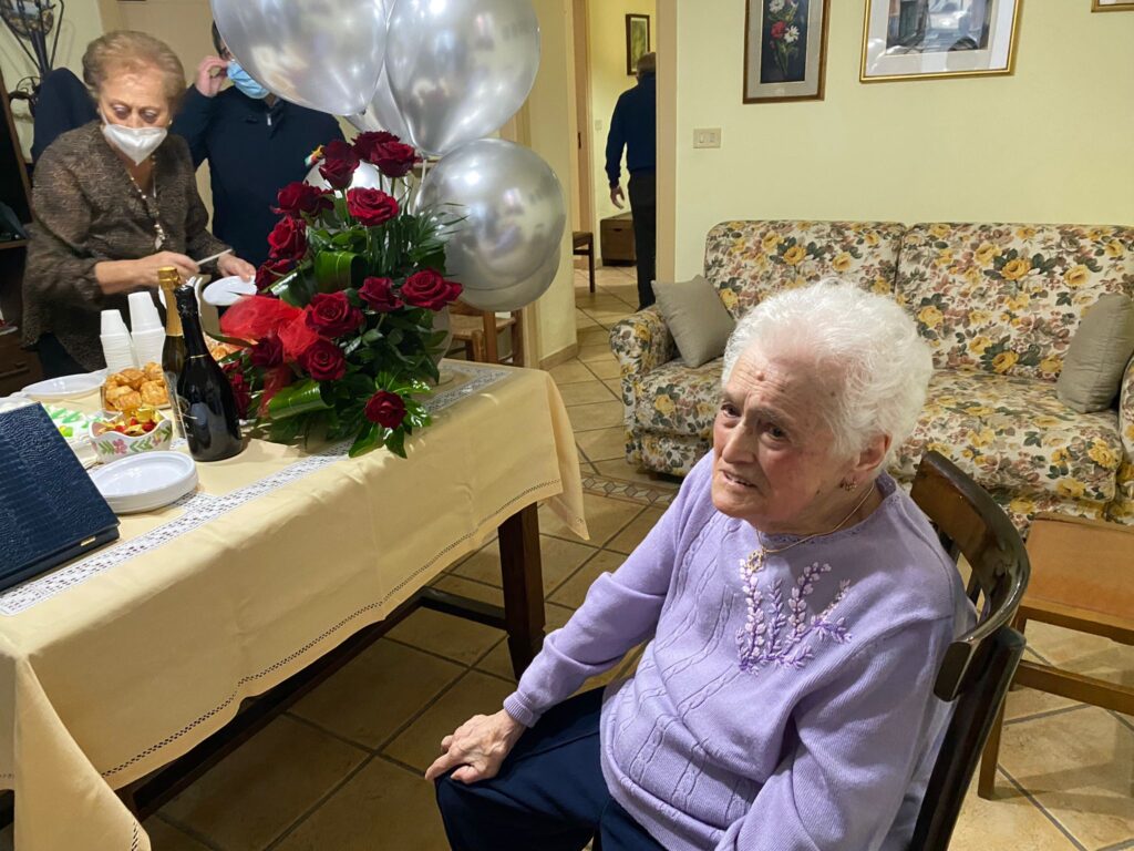 BAIANO. La carica dei 101, la signora Filomena Montella festeggia il compleanno. Video e Foto