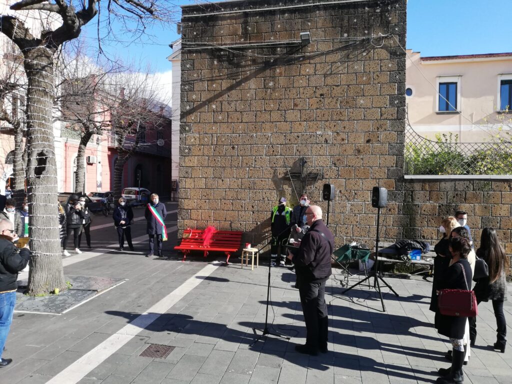 Gli alunni dell’ I.C “Mons.P.Guerriero” all’inaugurazione della “panchina rossa”: per dire no alla violenza sulle donne Gli alunni dell’ I.C “Mons.P.Guerriero” all’inaugurazione della “panchina rossa”: per dire no alla violenza sulle donne