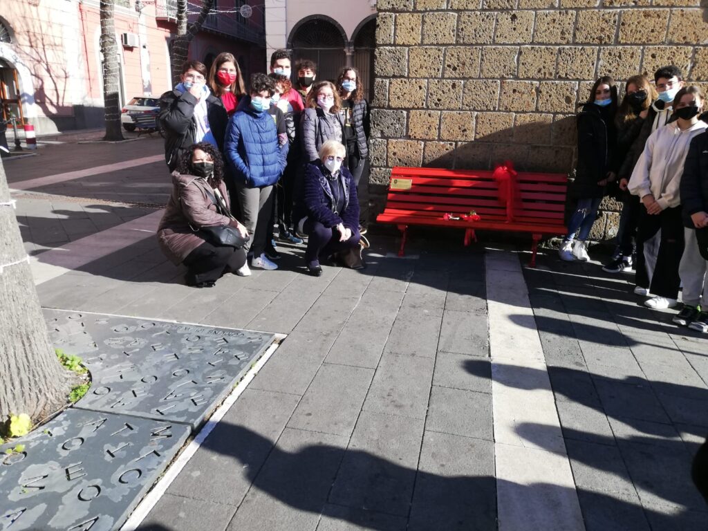 Gli alunni dell’ I.C “Mons.P.Guerriero” all’inaugurazione della “panchina rossa”: per dire no alla violenza sulle donne Gli alunni dell’ I.C “Mons.P.Guerriero” all’inaugurazione della “panchina rossa”: per dire no alla violenza sulle donne