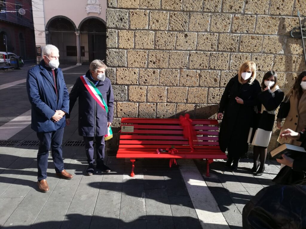 Gli alunni dell’ I.C “Mons.P.Guerriero” all’inaugurazione della “panchina rossa”: per dire no alla violenza sulle donne