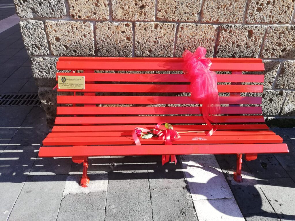 Gli alunni dell’ I.C “Mons.P.Guerriero” all’inaugurazione della “panchina rossa”: per dire no alla violenza sulle donne Gli alunni dell’ I.C “Mons.P.Guerriero” all’inaugurazione della “panchina rossa”: per dire no alla violenza sulle donne