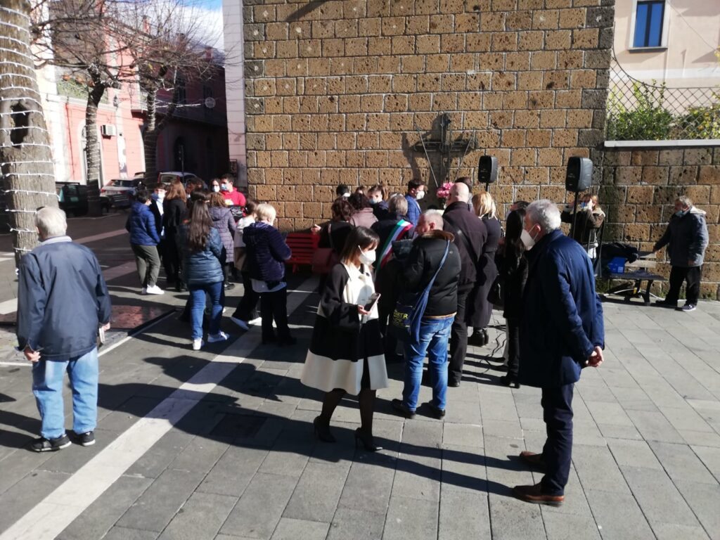 Gli alunni dell’ I.C “Mons.P.Guerriero” all’inaugurazione della “panchina rossa”: per dire no alla violenza sulle donne Gli alunni dell’ I.C “Mons.P.Guerriero” all’inaugurazione della “panchina rossa”: per dire no alla violenza sulle donne