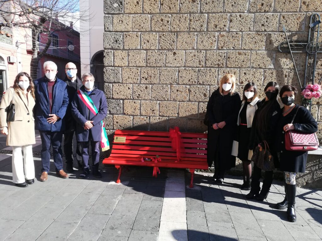 Gli alunni dell’ I.C “Mons.P.Guerriero” all’inaugurazione della “panchina rossa”: per dire no alla violenza sulle donne Gli alunni dell’ I.C “Mons.P.Guerriero” all’inaugurazione della “panchina rossa”: per dire no alla violenza sulle donne