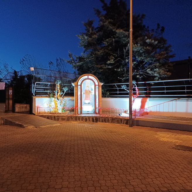 BAIANO. Le luci del Natale che abbelliscono piazza IV Novembre BAIANO. Le luci del Natale che abbelliscono piazza IV Novembre