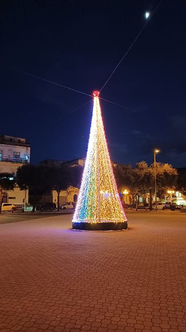 BAIANO. Le luci del Natale che abbelliscono piazza IV Novembre BAIANO. Le luci del Natale che abbelliscono piazza IV Novembre